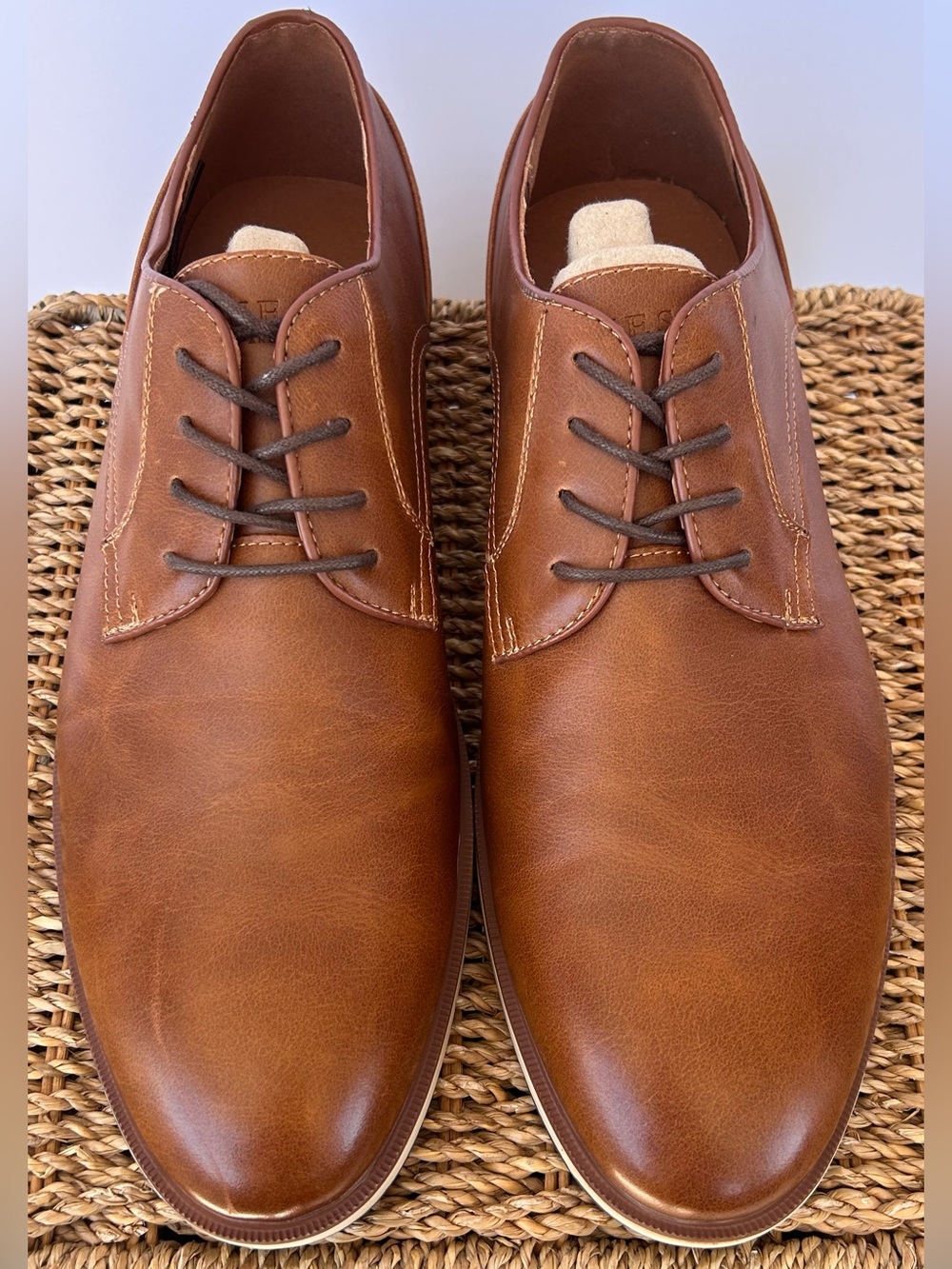 GUESS Men’s Upwood Oxford Style Lace Up Shoe Caramel with White Sole Size 13
